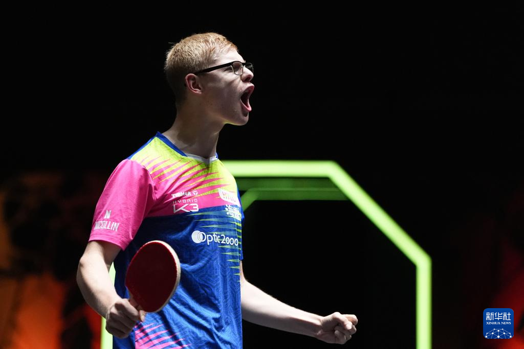 而詹姆斯与 而詹姆斯与